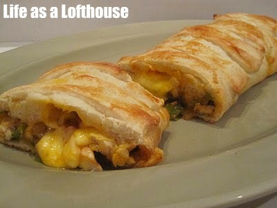 This delicious Chicken Fajita Braid is loaded with chicken, bell peppers, onion and cheese all wrapped inside crescent dough. Life-in-the-Lofthouse.com