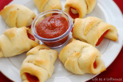 These Pepperoni Roll Ups are filled with gooey cheese and pepperoni all wrapped up in buttery, flaky crescent dough. Life-in-the-Lofthouse.com