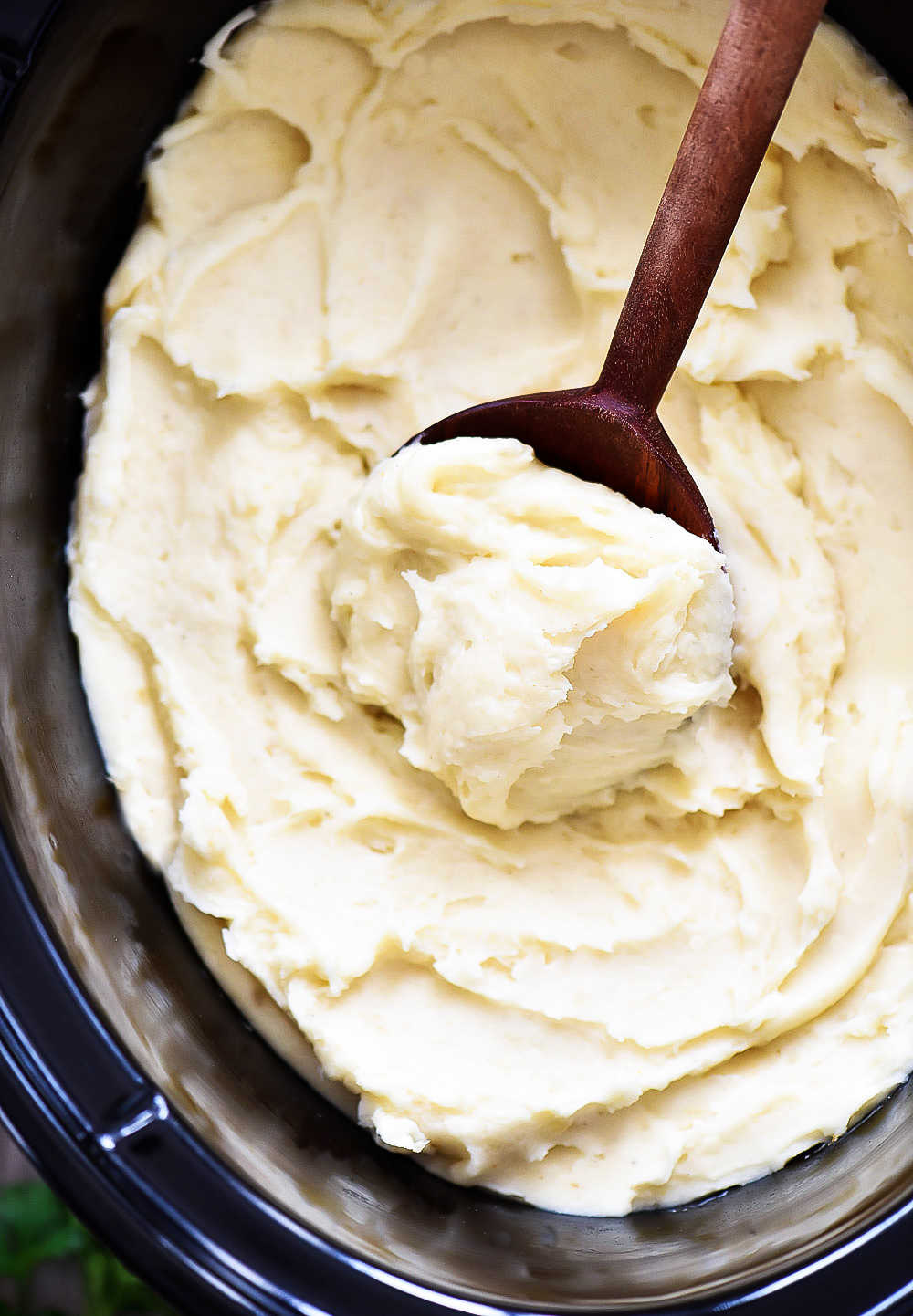 Creamy mashed potatoes cooked in the crock pot/ slow cooker. Life-in-the-Lofthouse.com