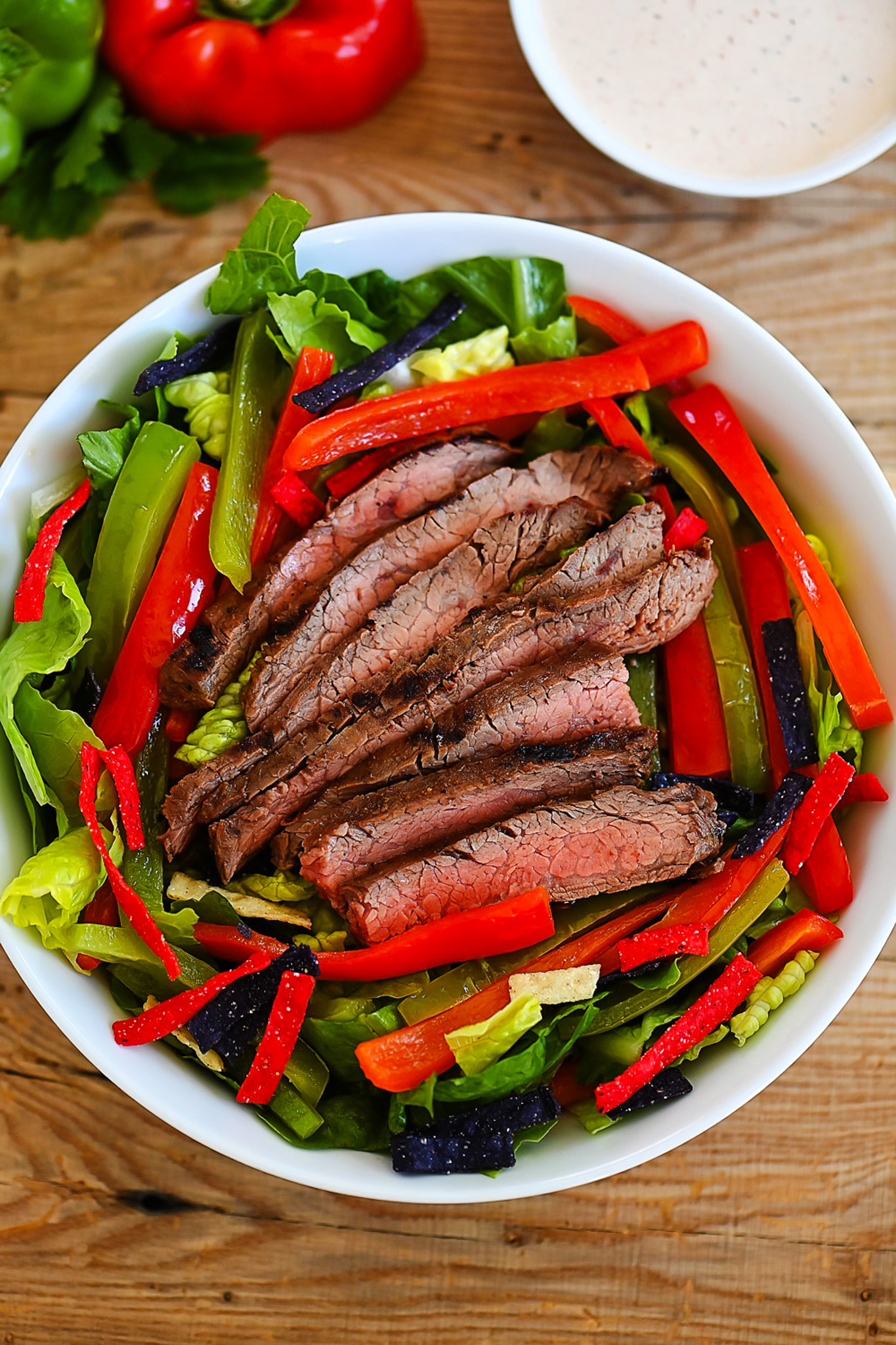 Fajita salad with steak