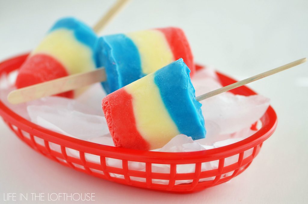 Delicious and creamy red, white and blue vanilla pudding pops made with only 3 ingredients. Life-in-the-Lofthouse.com