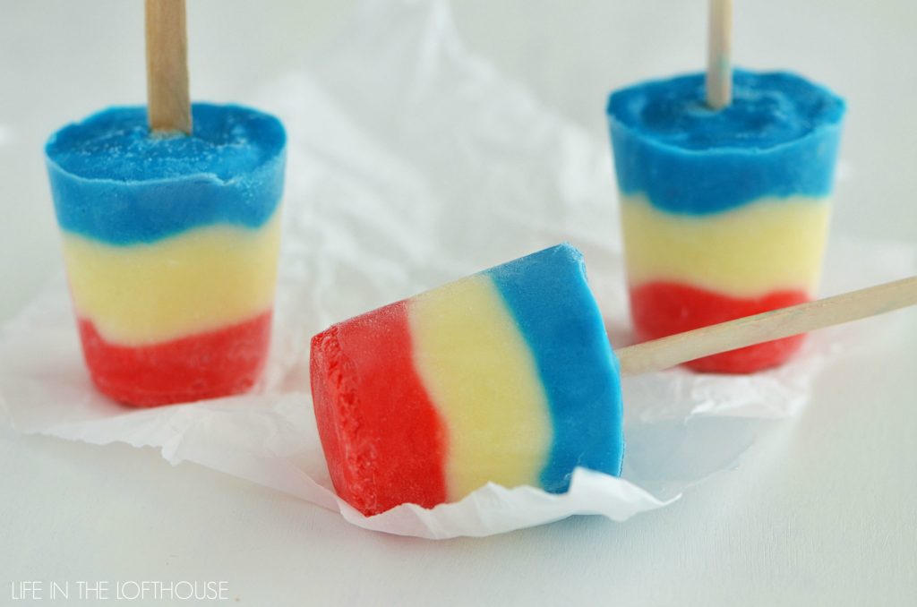 Delicious and creamy red, white and blue vanilla pudding pops made with only 3 ingredients. Life-in-the-Lofthouse.com