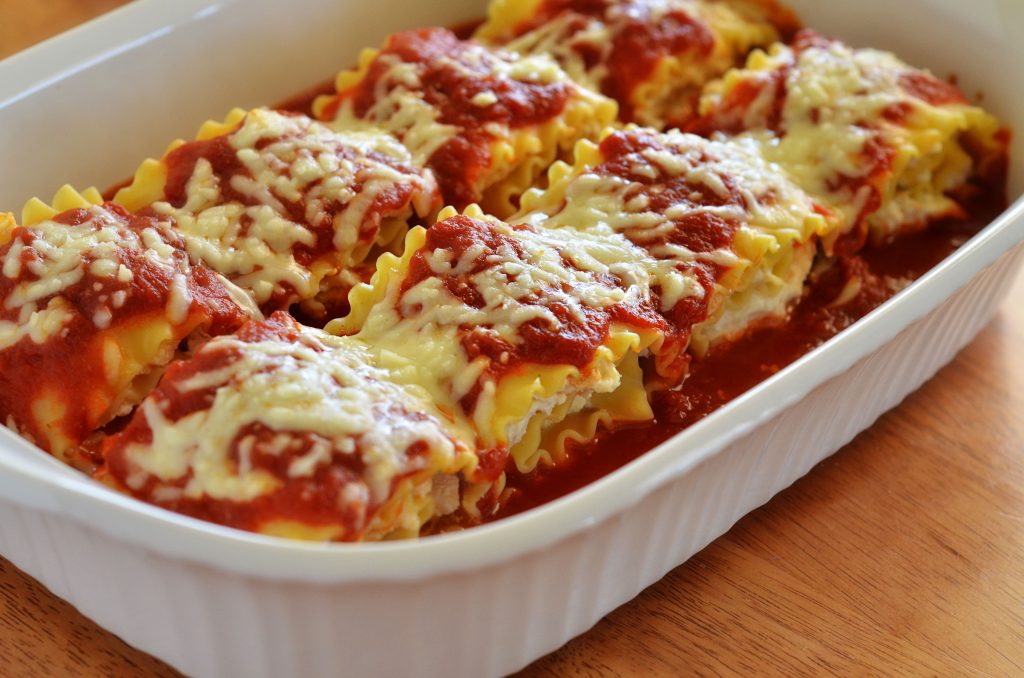 Margherita chicken lasagna rolls have everything you find in traditional lasagna- noodles, cheese, marinara and chicken. Life-in-the-Lofthouse.com