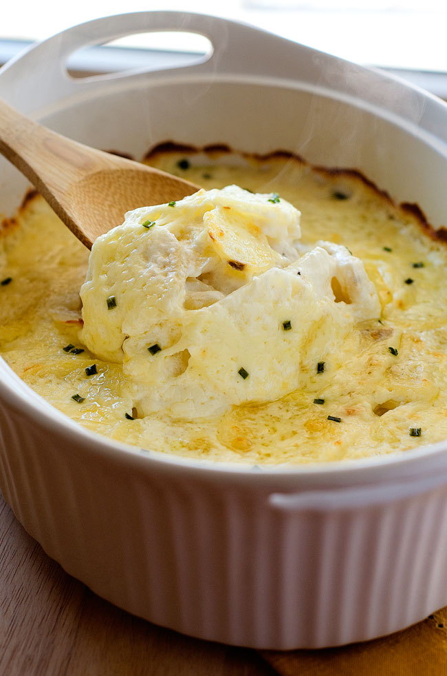 Potatoes au Gratin are thinly sliced potatoes covered in cream, garlic and Monterey Jack cheese that is baked to perfection. Life-in-the-Lofthouse.com