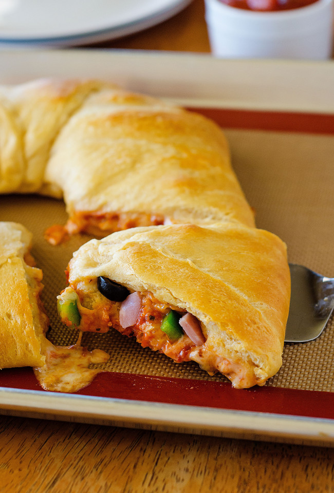 Supreme crescent pizza ring is a delicious, cheesy supreme pizza all wrapped up in a flaky crescent dough. Life-in-the-Lofthouse.com