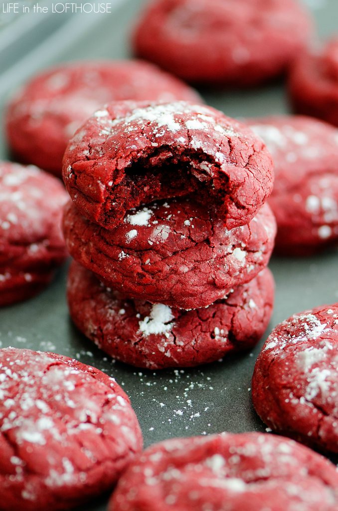 Red Velvet Crinkle Cookies are delicious, soft red velvet cookies slightly dusted with powdered sugar. Life-in-the-Lofthouse.com