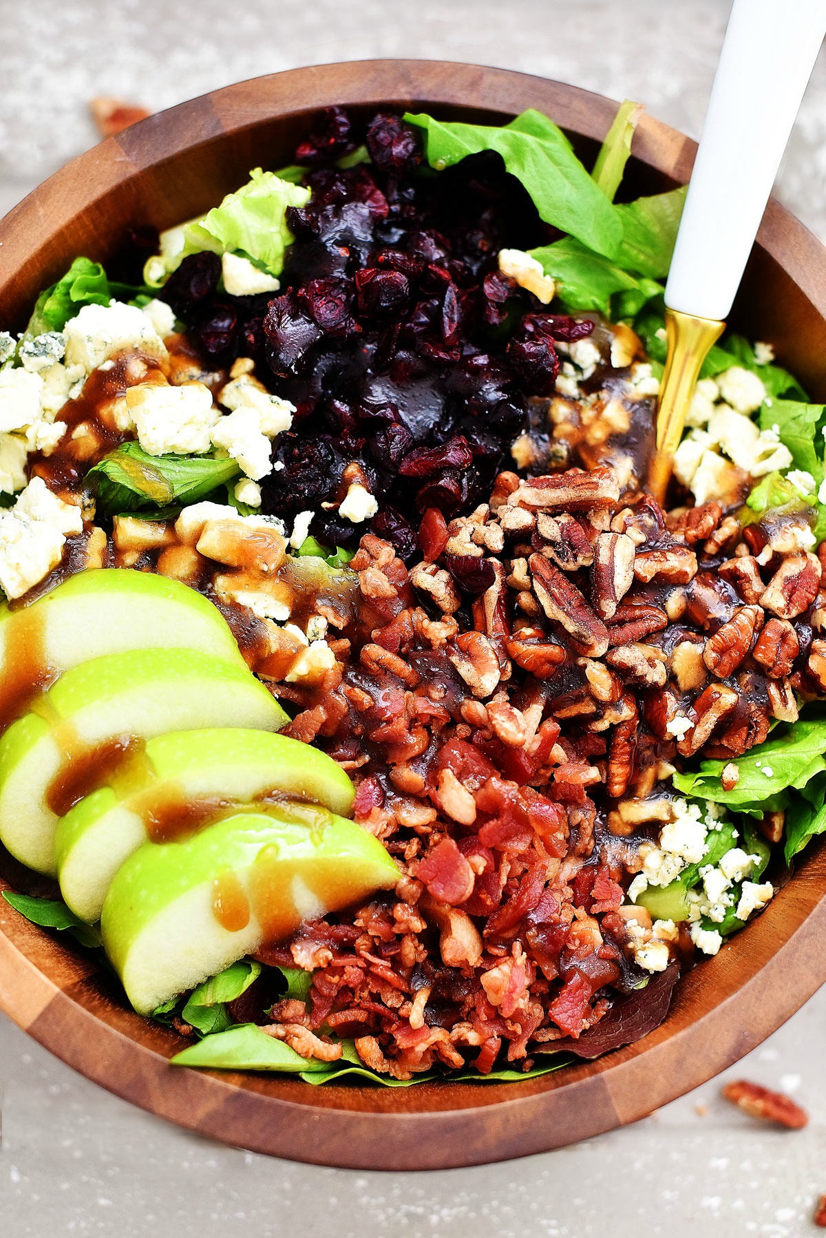 Apple Bacon & Gorgonzola Salad is made with slices of apple, crispy bacon and a creamy balsamic vinaigrette. Life-in-the-Lofthouse.com