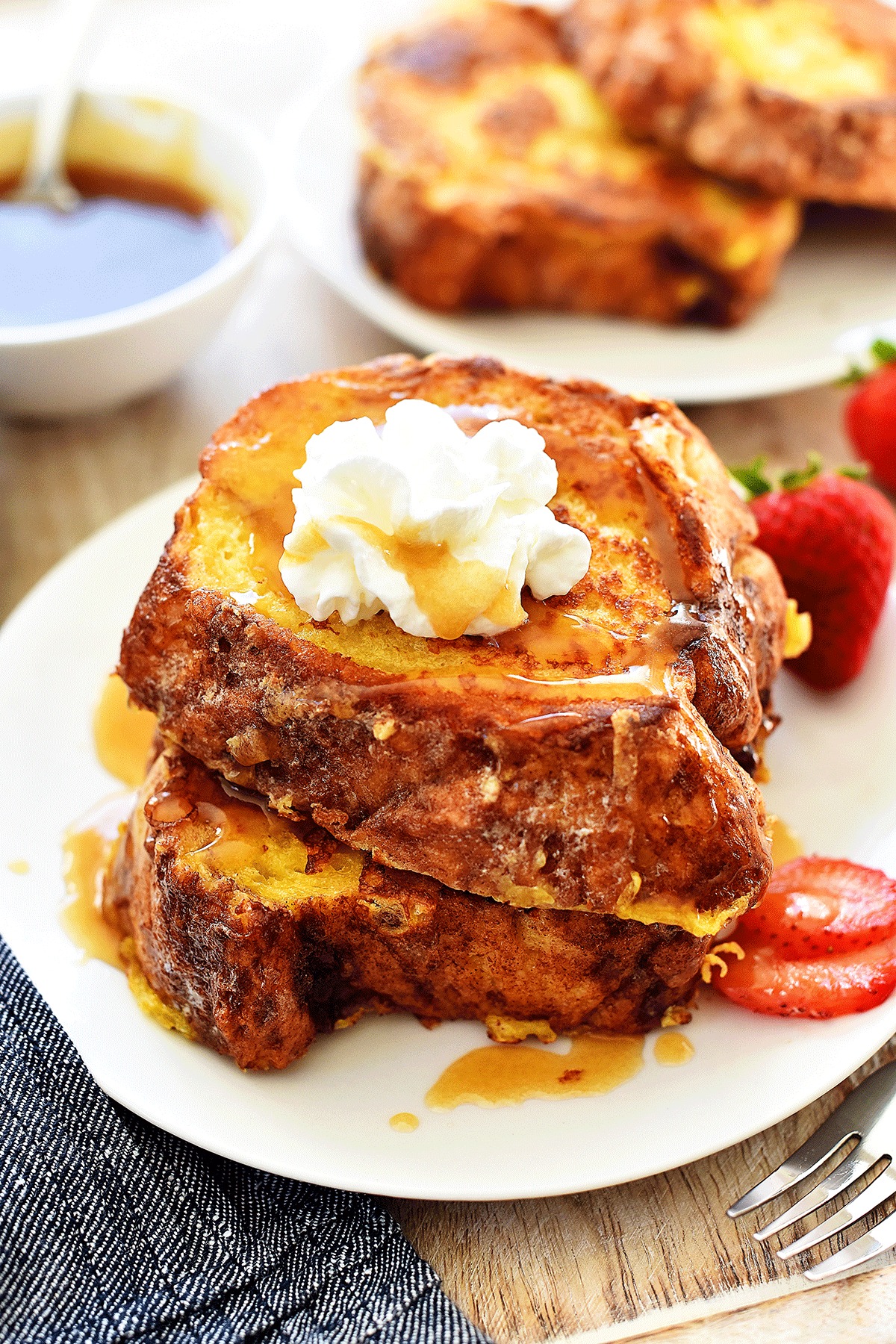 Kneader's Copycat Chunky Cinnamon French Toast is delicious french toast served with a homemade caramel syrup. Life-in-the-Lofthouse.com