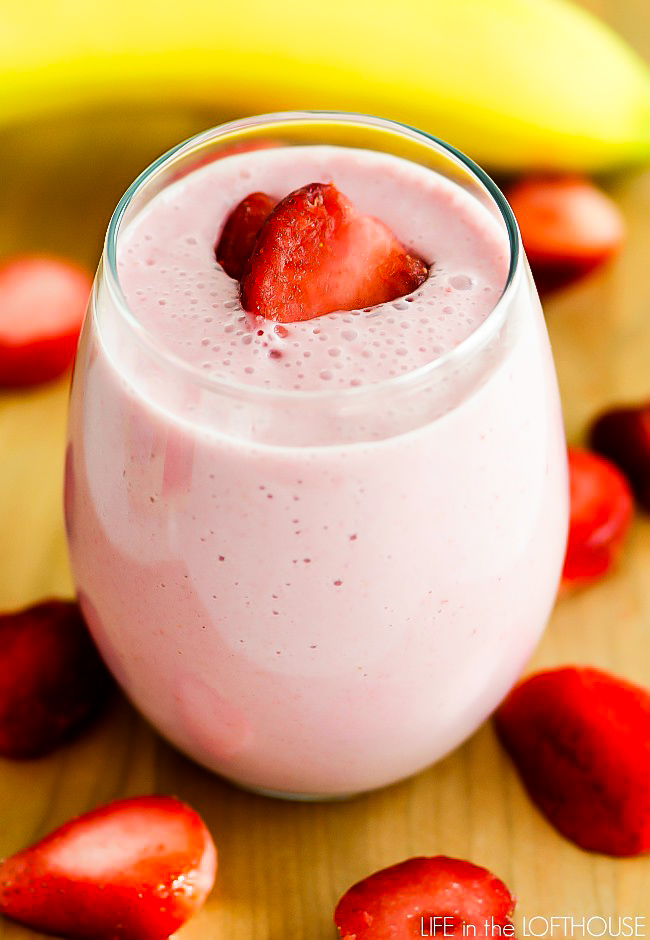 This smoothie is so light and full of banana and strawberry flavor. Life-in-the-Lofthouse.com