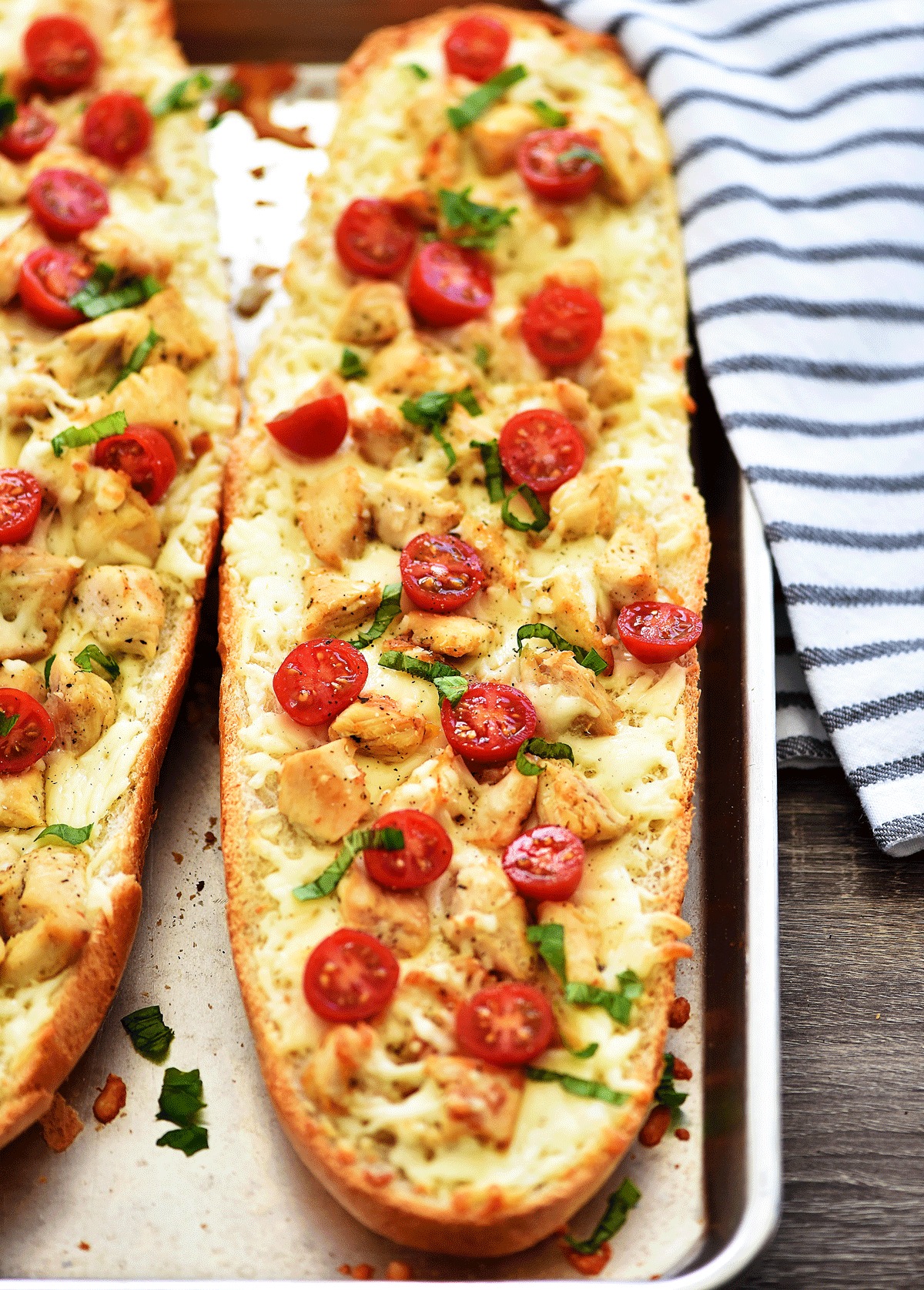 Garlic Bread with Chicken, Cheese and Tomatoes