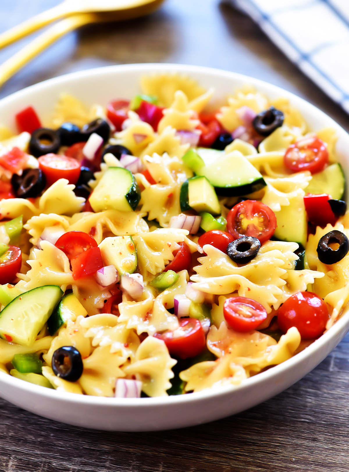 California Pasta Salad is a delicious pasta salad filled with fresh vegetables, Italian dressing and parmesan cheese. Life-in-the-Lofthouse.com