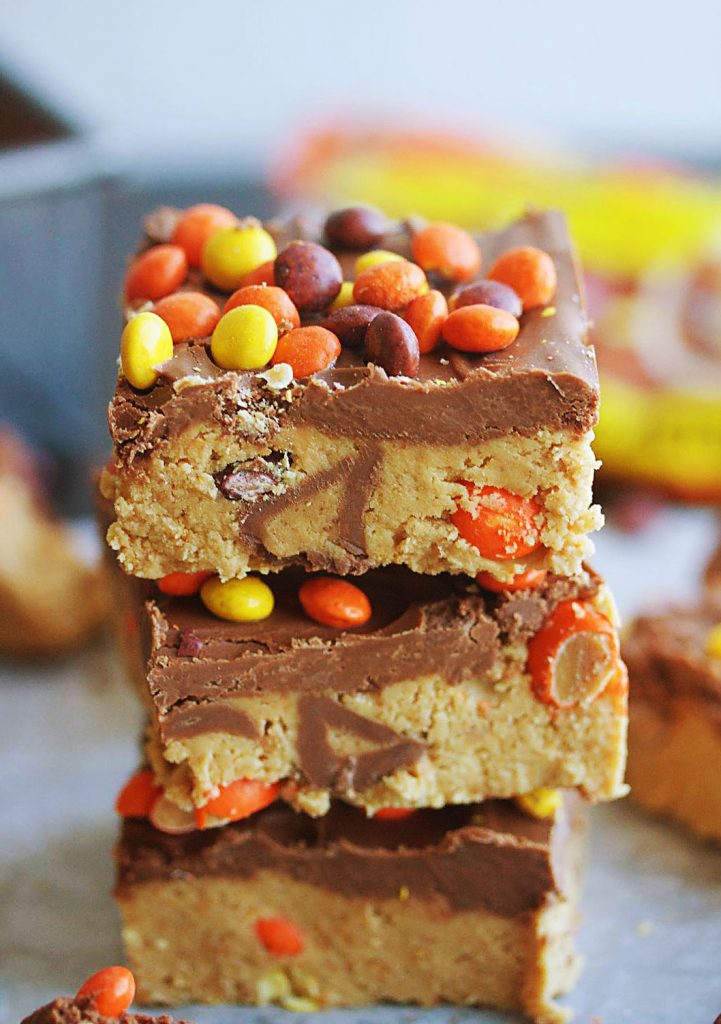 No Bake Peanut Butter Bars are loaded with mini Reese’s peanut butter cups and Reese’s pieces, topped with melted chocolate chips and more Reese’s pieces. Life-in-the-Lofthouse.com