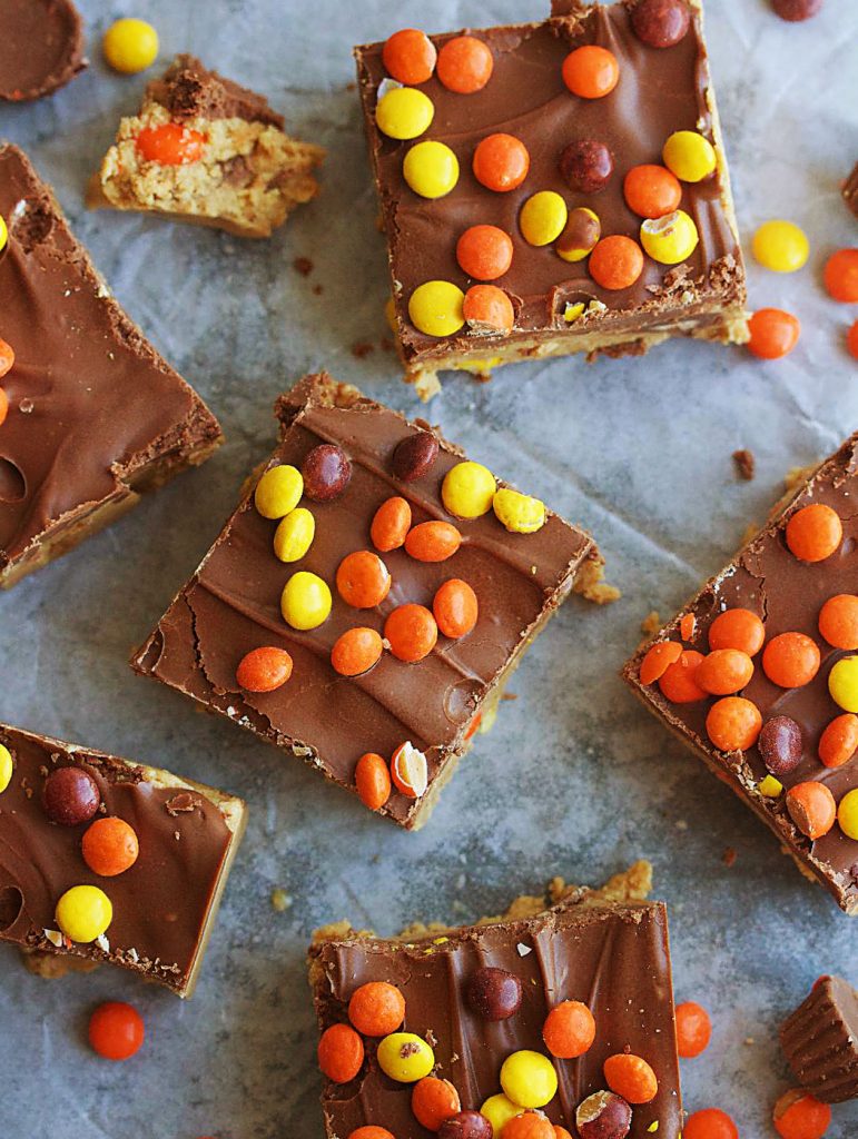 No Bake Peanut Butter Bars are loaded with mini Reese’s peanut butter cups and Reese’s pieces, topped with melted chocolate chips and more Reese’s pieces. Life-in-the-Lofthouse.com