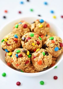 No Bake M&M Energy Bites are delicious bite-sized snacks made with quick oats, M&M’s, peanut butter, honey and vanilla extract. Life-in-the-Lofthouse.com