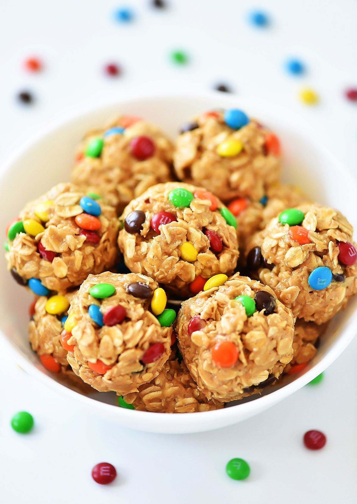 No Bake M&M Energy Bites are delicious bite-sized snacks made with oats, M&M’s, peanut butter, honey and vanilla extract. Life-in-the-Lofthouse.com