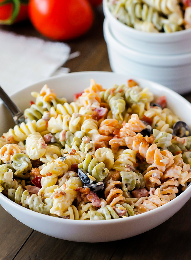 Tender pasta is coated in creamy ranch dressing, bacon and lots of other goodies in this Bacon Ranch Pasta Salad. Life-in-the-Lofthouse.c