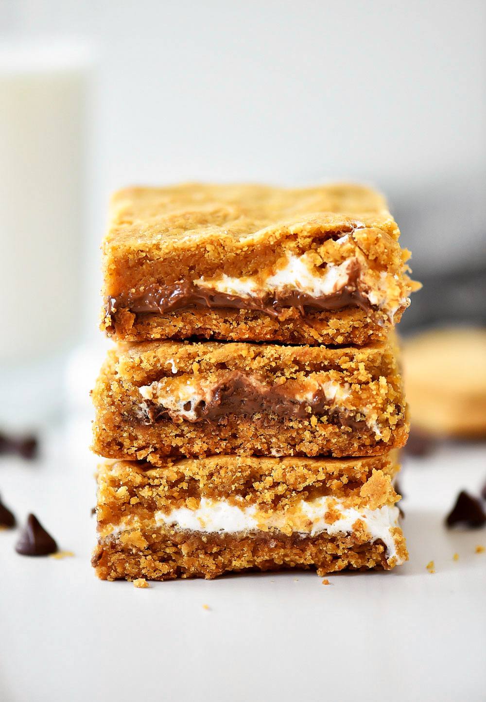 S'mores Cookie Bars have all the flavors of traditional s'mores but in cookie bar form. Life-in-the-Lofthouse.com